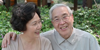 微笑的中国老年夫妇肖像