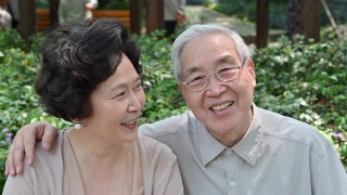 微笑的中国老年夫妇肖像视频素材模板下载
