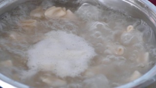 饺子在锅里煮，饺子在水里煮，视频素材模板下载