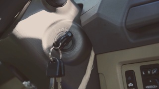 一个男人的手与钥匙的特写，以启动汽车的引擎。视频素材模板下载