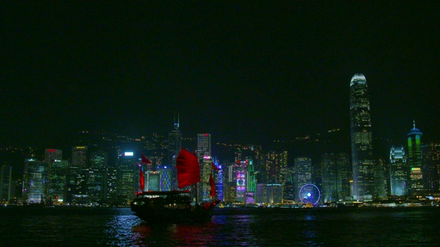 香港维多利亚港:夜间的垃圾船