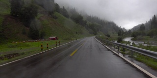 在新疆独库公路上的自驾游