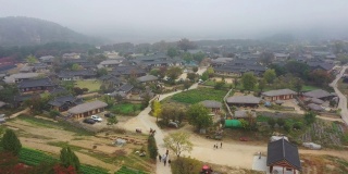 航拍视频，首映式场景来自韩国秋江畔的安东浩村，韩国被河流包围的古老村落