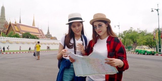 泰国女导游的日本同胞参观了该国的主要景点。泰国曼谷的地标性建筑。