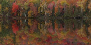 新英格兰的秋色映湖