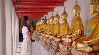 泰国女导游的日本同胞参观了该国的主要景点。“卧佛寺”是泰国曼谷的地标。视频素材模板下载