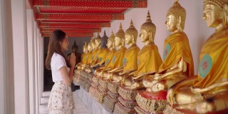 泰国女导游的日本同胞参观了该国的主要景点。“卧佛寺”是泰国曼谷的地标。