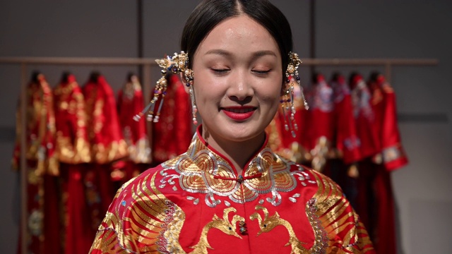 在群瓜美丽的中国新娘的大头照