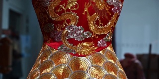 中国传统婚纱上华丽的龙刺绣