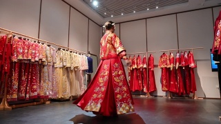 年轻的中国新娘纺纱在美丽的红色和金色婚礼群瓜视频素材模板下载