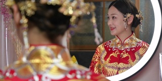 美丽的中国新娘与风格的头发和配饰的反映