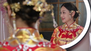 美丽的中国新娘与风格的头发和配饰的反映视频素材模板下载