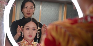 年轻的中国新娘戴着发饰