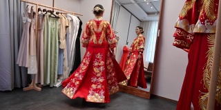 穿着传统婚纱的中国新娘照镜子