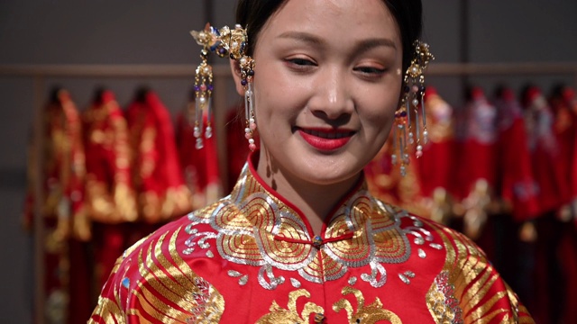 身着传统服饰微笑的中国新娘的肖像