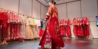 穿着传统婚纱的年轻中国女子