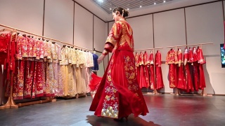 穿着传统婚纱的年轻中国女子视频素材模板下载