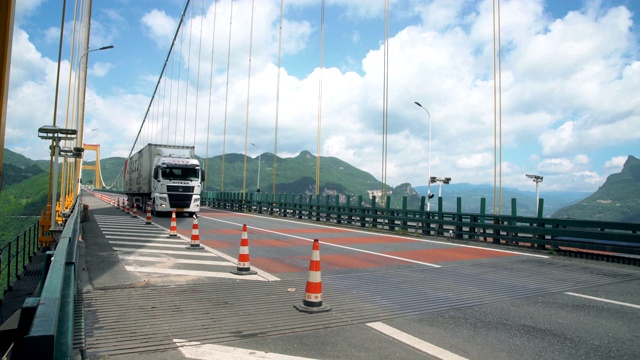 中国湖北四渡河悬索桥上的交通景观。