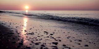早晨的海浪与阳光反射在海浪上。海滩上的波浪。早....海中。日出