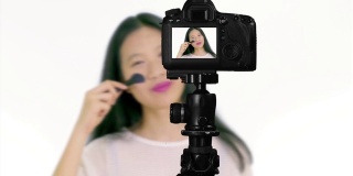 中国青少年用刷子化妆