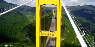 中国湖北四渡河悬索桥上的交通景观。