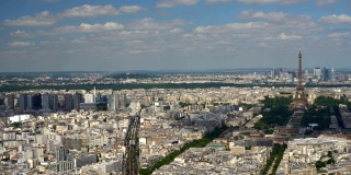 埃菲尔铁塔下的巴黎天际线