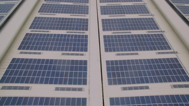 中国工厂太阳能屋顶鸟瞰图