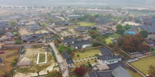 航拍视频，首映式场景来自韩国秋江畔的安东浩村，韩国被河流包围的古老村落