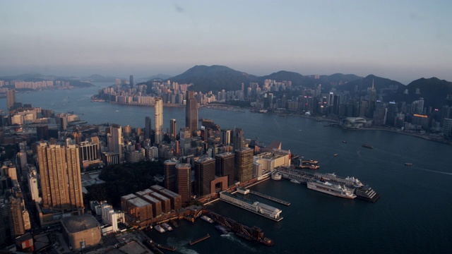 4k分辨率鸟瞰香港天际线市中心区海旁湾建筑外部的时间推移图