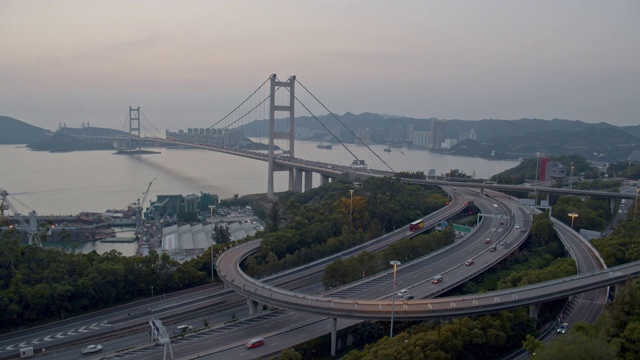 中国香港青衣区青马大桥上交通的4k分辨率时间间隔。日落