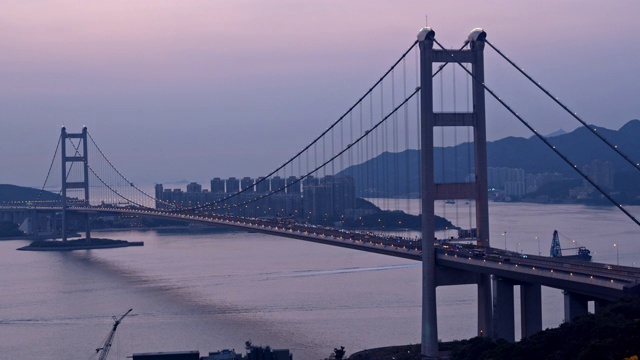 中国香港青衣区青马大桥上交通的4k分辨率时间间隔。日落
