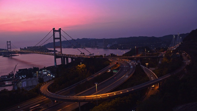 中国香港青衣区青马大桥交通的4k分辨率时间间隔。日落，黄昏