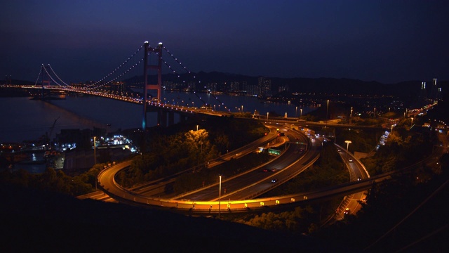 中国香港青衣区青马大桥交通的4k分辨率时间间隔。日落，蓝色时间。