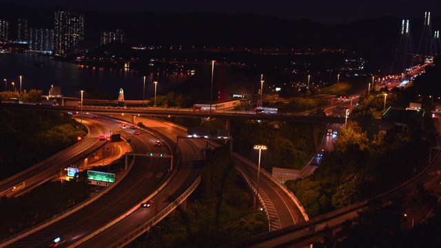 中国香港青衣区青马大桥交通的4k分辨率时间间隔。日落，黄昏。路上的特写镜头