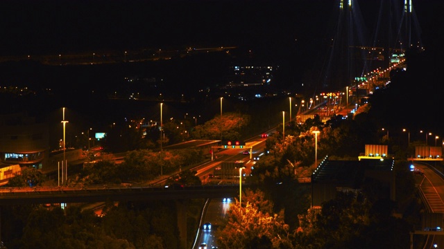 中国香港青衣区青马大桥交通的4k分辨率时间间隔。日落，黄昏。路上的特写镜头