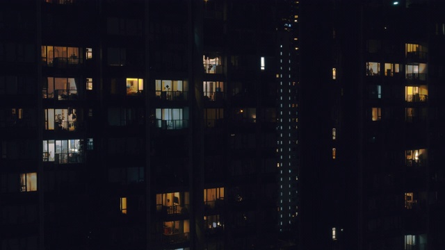 延时4k分辨率窗户照明的住宅建筑区域在晚上。