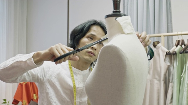 中年中国男性群瓜设计师裁剪图案