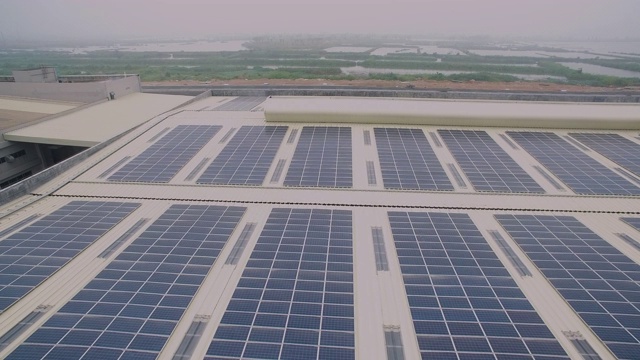 中国工厂太阳能屋顶鸟瞰图