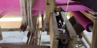 工人用手工织布机织造丝织物