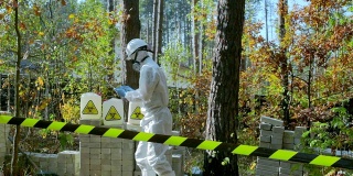 一个穿着防护服的人在感染区域工作。