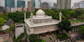 位于中国香港尖沙咀购物街的九龙Masjid和伊斯兰中心