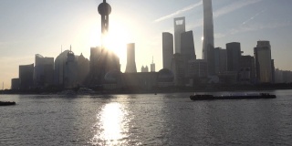清晨日出和阳光背后的上海东方明珠塔天际线，中国上海。倾斜了拍摄
