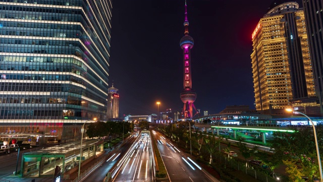 4K时光流逝:上海城市景观交通灯沿着道路和东方明珠塔流动