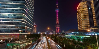 4K时光流逝:上海城市景观交通灯沿着道路和东方明珠塔流动