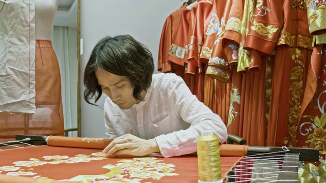 刺绣婚纱的中国工匠