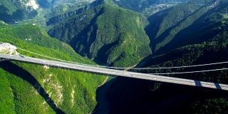 峡谷四渡河吊桥鸟瞰图，中国湖北。