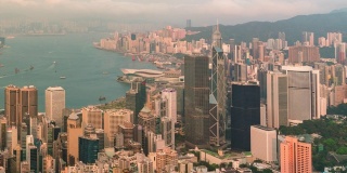 从早到晚，日落时分，香港的天际线渐渐消失。从太平山顶俯瞰香港摩天大楼