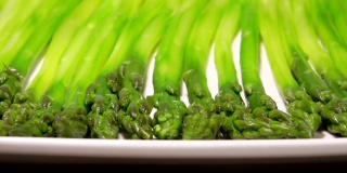 煮熟的绿芦笋放在长盘子里