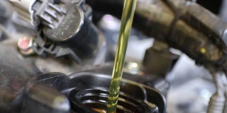 机械工程师更换机油到发动机维修和保养