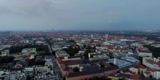 在慕尼黑的夜间航班上，可以看到城市的屋顶和城市的景色